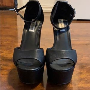 Steve Madden Black Chunky Heel!